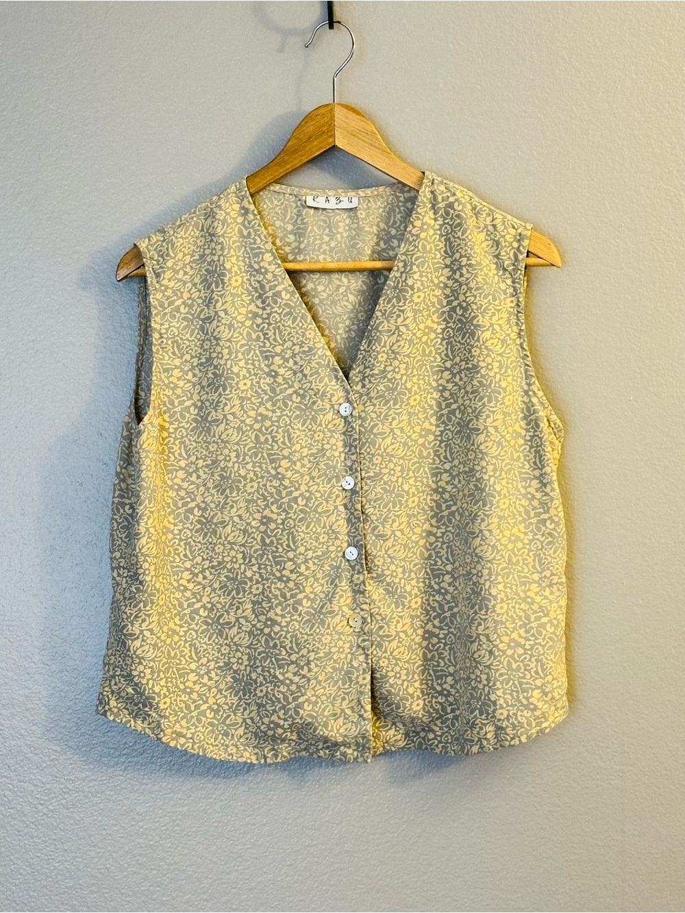 Retro Button-Front V-Neck Floral Print Sleeveless Blouse in Pale Yellow